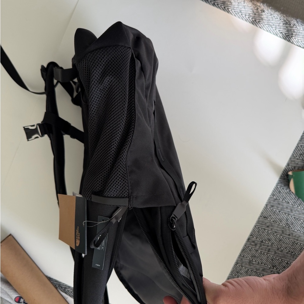 Brand new The North Face Vault Black Backpack - Picture 6 of 8